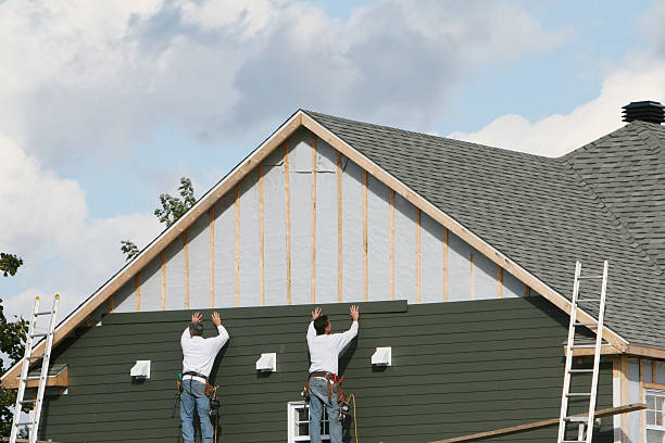 Professional Siding Contractor technician working in Richmond, IL
